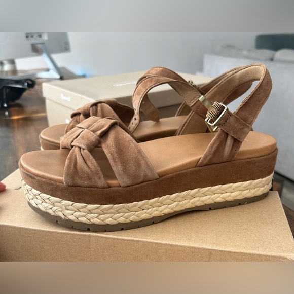 The Neusch wedge sandal by UGG - Picture 4 of 6